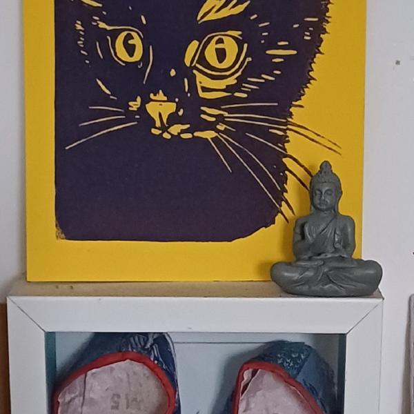 Dieren linoprint ‘Kitty’ – handgedrukt in donkerpaars op zonnegeel papier