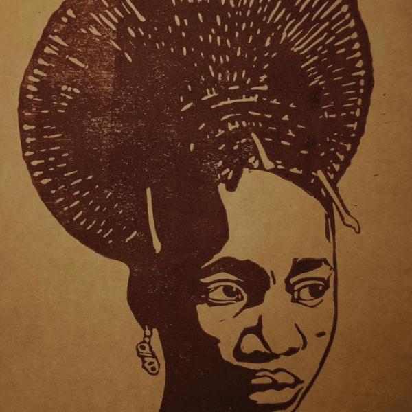 Afrikaanse linoprint Mangbetu Queen – handgedrukt portret op kraftpapier, A4-formaat, gesigneerd
