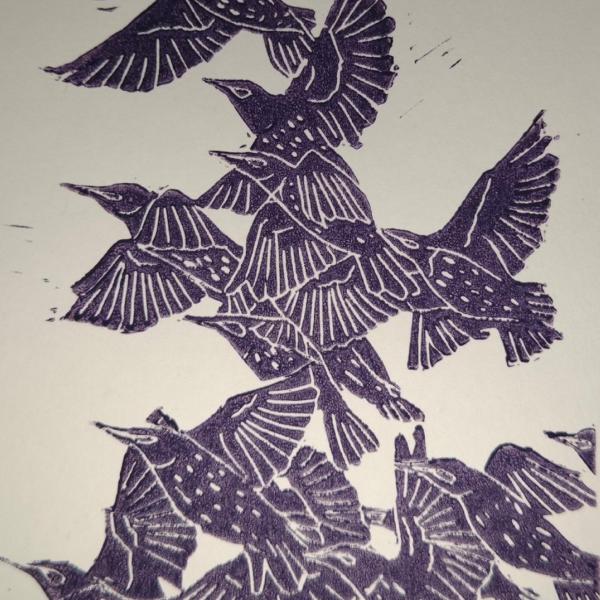 Linoprint ‘Zwerm’ – A6 grafische spreeuwenprint in paars op ivoorpapier