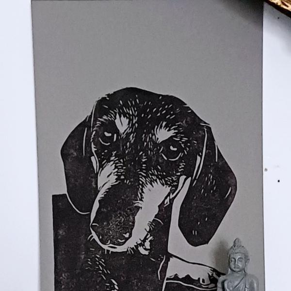 Linoprint ‘Takkie de Teckel’ – gesigneerde A5 hondenkaart in zwart op grijs papier