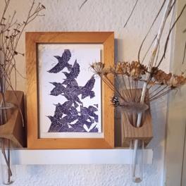 Linoprint ‘Zwerm’ – A6 grafische spreeuwenprint in paars op ivoorpapier