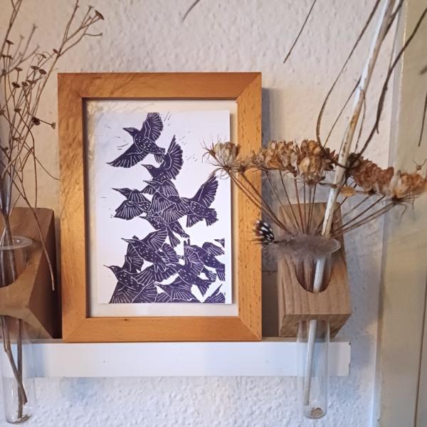 Linoprint ‘Zwerm’ – A6 grafische spreeuwenprint in paars op ivoorpapier